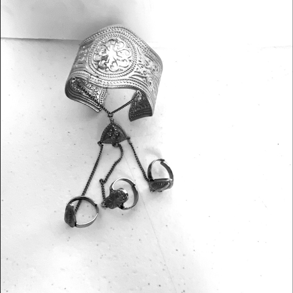 Vintage Silver-tone Chained Bracelet with 3 rings - Picture 1 of 15